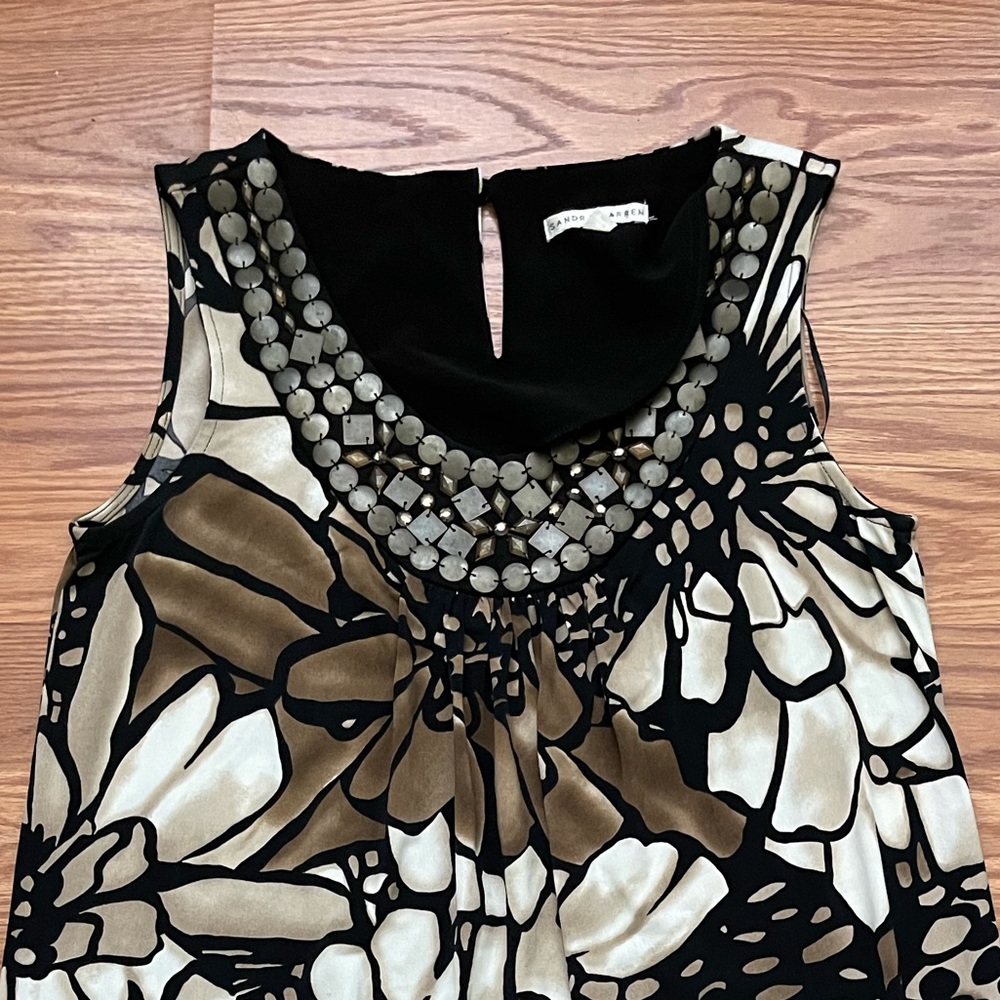 Beautiful dress with metal appliqué perfect for summer